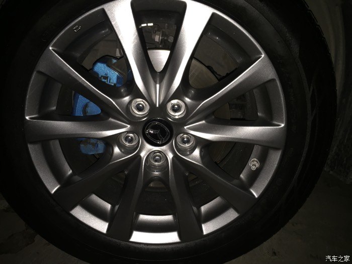 把轮毂烤漆到比较接近进口版的枪灰色了