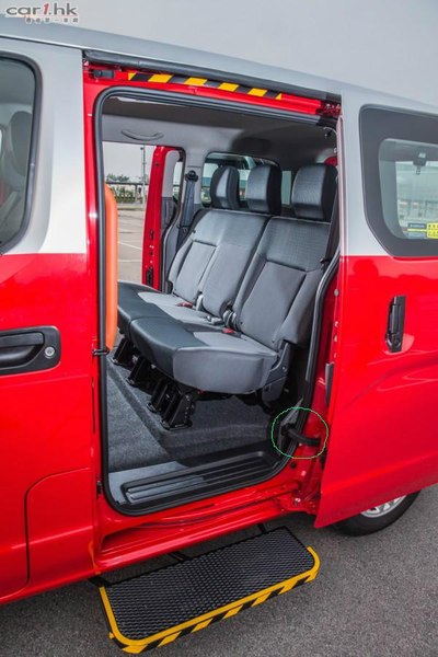 香港拍到的nv200 texi,电动中门的