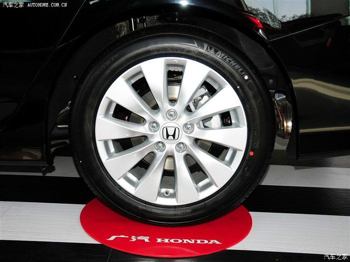 9代雅阁原装轮毂多一个?