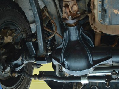 更换牧马人加强前桥作业!