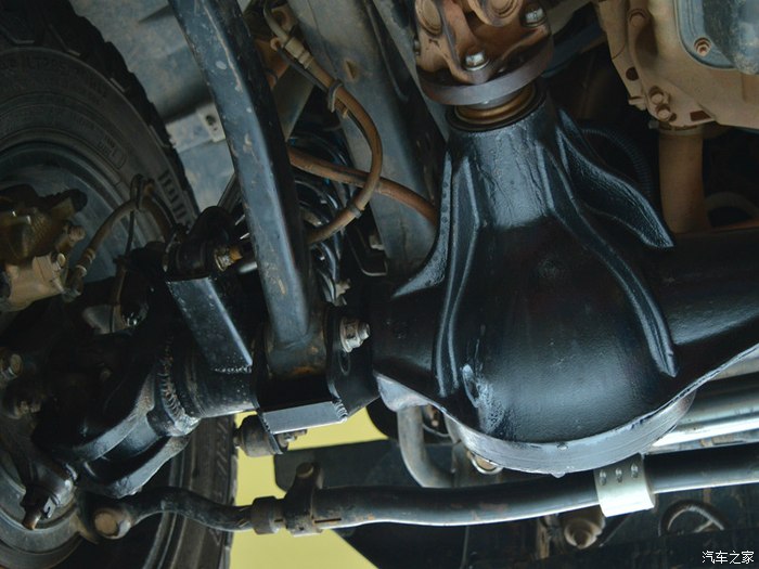 更换牧马人加强前桥作业