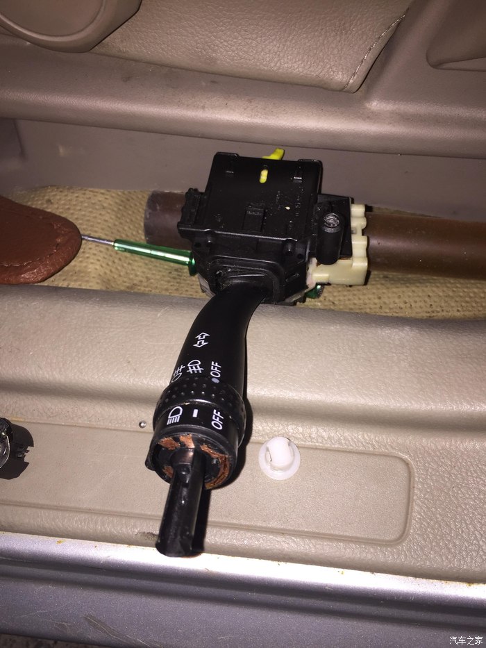 大灯开关接触不良,拆解大灯开关总成.