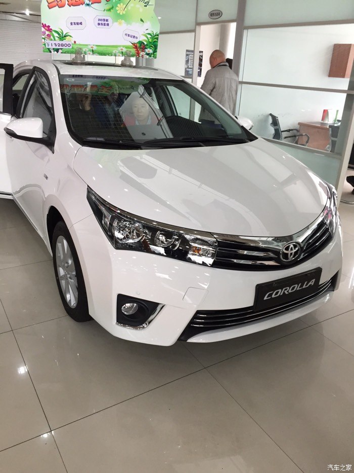 问一下卡罗拉白的开一年容易发黄吗