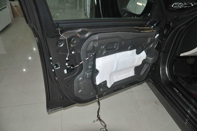 宝马5系改的电吸门,只要轻轻关门就可以