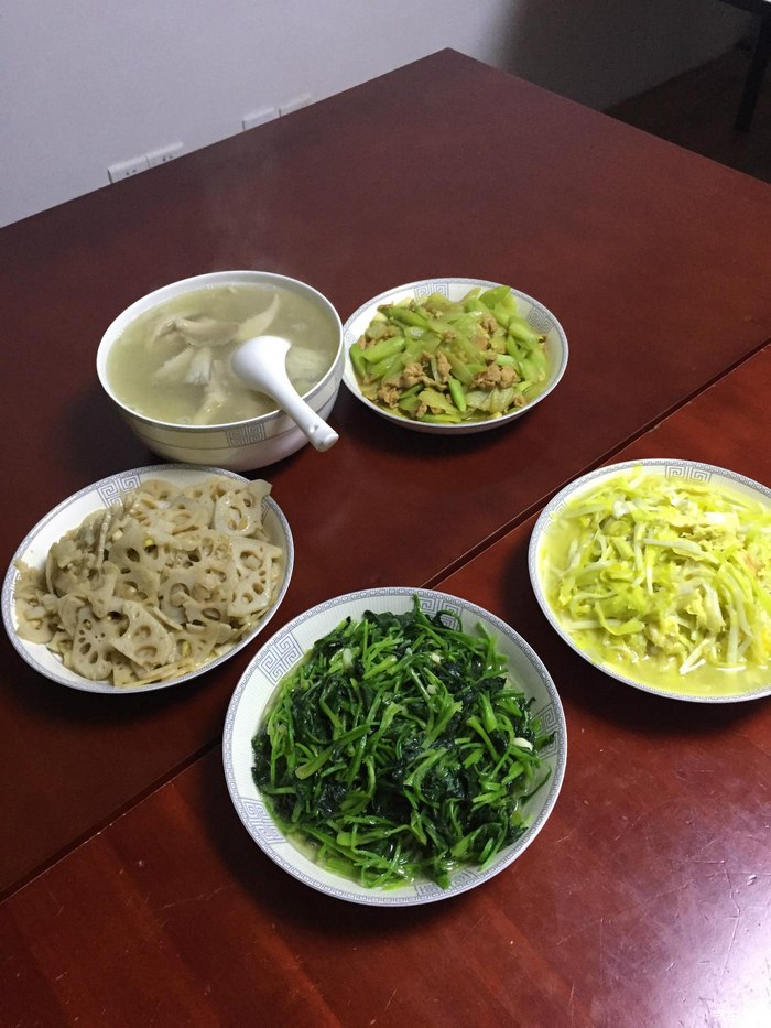 食堂每顿饭都是四菜一汤,菜有点素,不过厨师阿姨做的味道不错