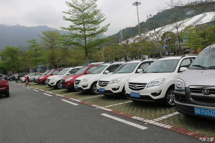 到达华侨城停车场,整整齐齐,多了一台江淮?p掉它
