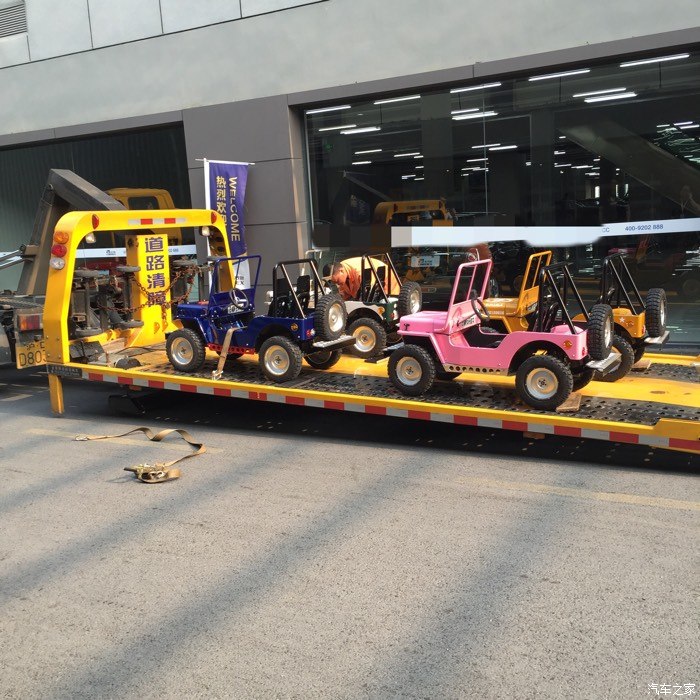 震惊一辆拖车一次拖走了4辆吉普车