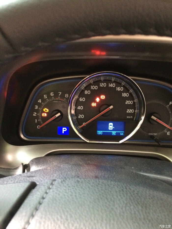 打开电源后电池跟发动机警告灯亮了,正常吗?