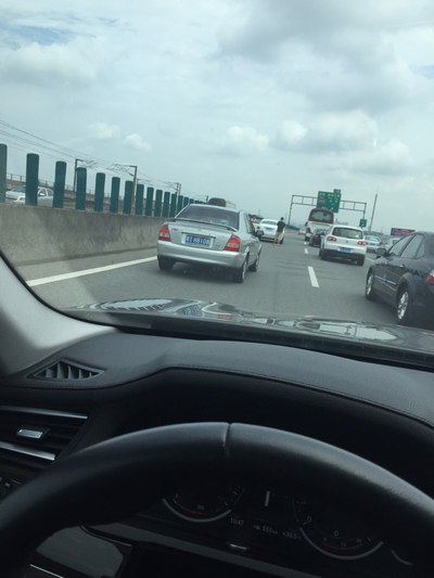 今天上午开车从广珠西线中山段路过的时候,发展了可怕的一幕!