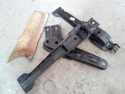 加装左右底盘加强梁跟8寸刹车助力鼓.