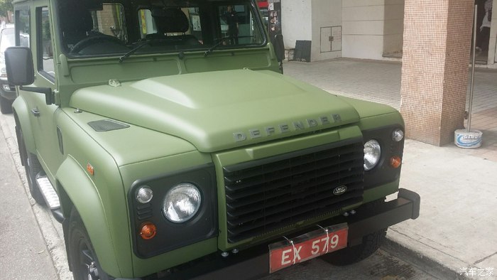 军绿色路虎卫士