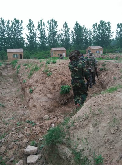 忍不住吐槽一句,衣服和帽子根本不搭,如何反衬我们精英部队专业的水准