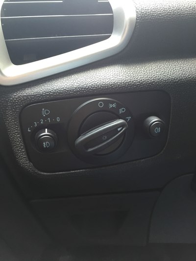 大灯增加了一个档位,原车本身就有的只是被隐藏掉了,a字是手工刻的,把