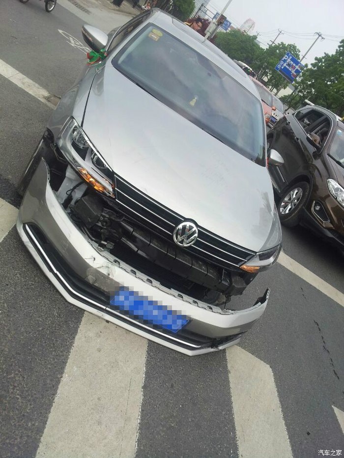 2015新速腾撞了