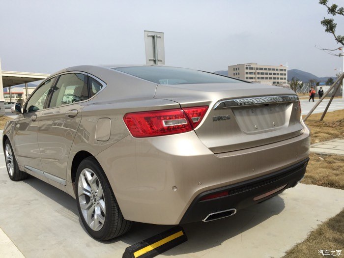 听说博瑞琥珀金6月下旬就可以到,请问谁有金色博瑞实车图片吗