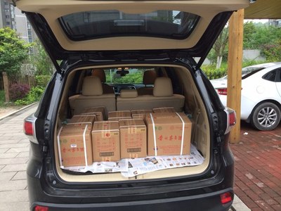 后备箱第三排放下去,10件酒没问题很轻松.