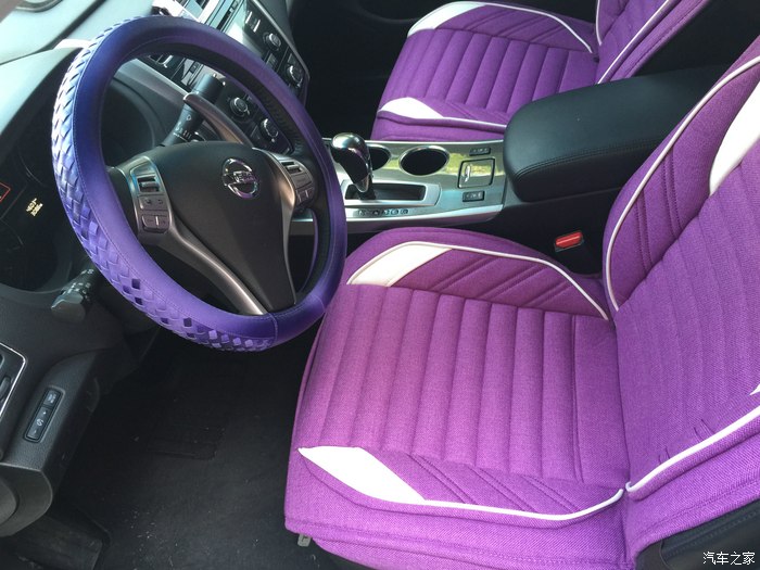 出风口有个紫色的香水瓶没有照到,紫色系.