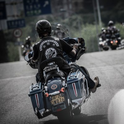 给你一个酷酷的背影,绝尘而去,留你一丝思念在那里