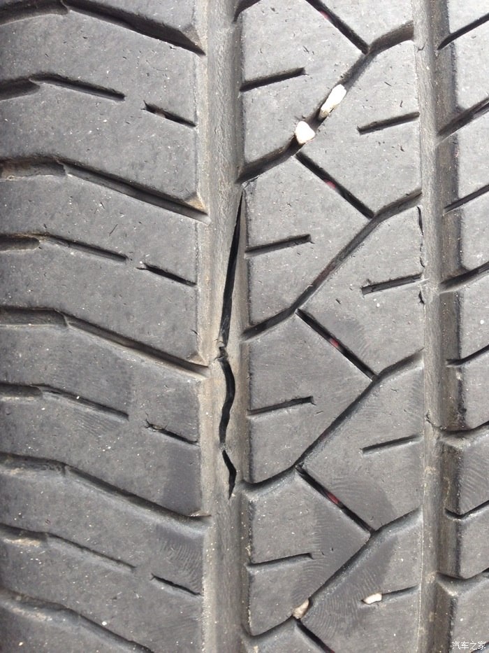 这样的裂痕需要更换轮胎吗?