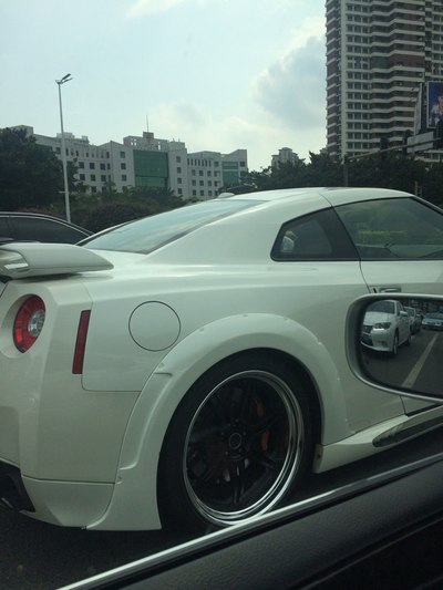 东莞路遇战神gtr,这车牌太牛逼了.