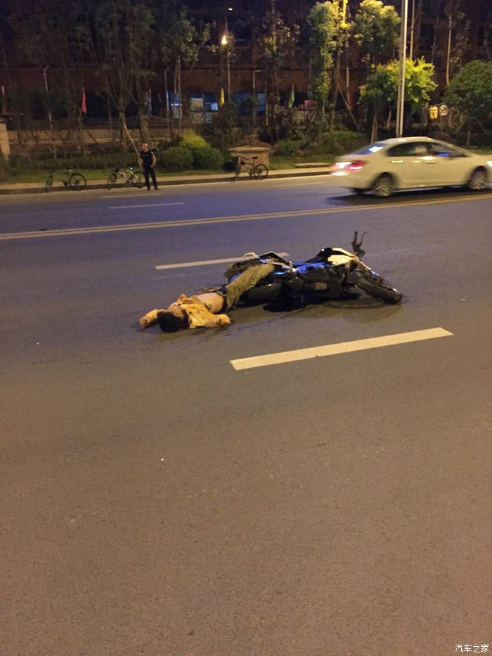 自行车骑行中途休息目睹的摩托车撞行人