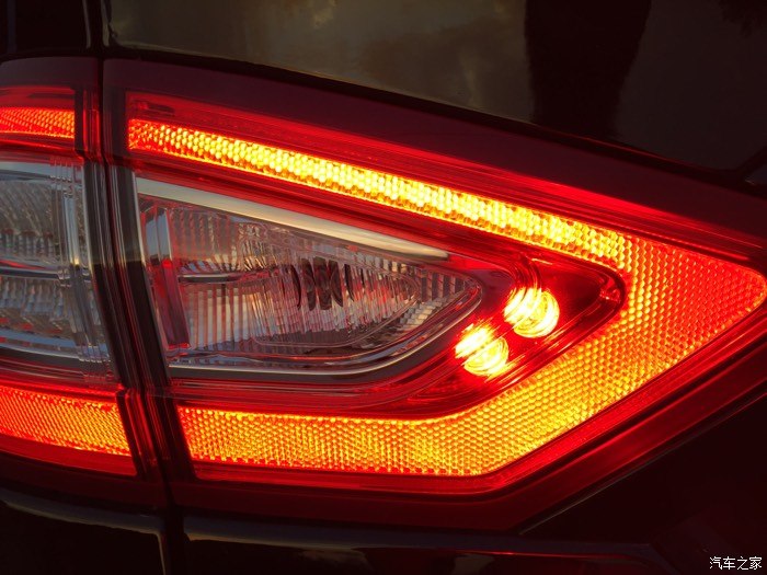 尾灯不一样,求解