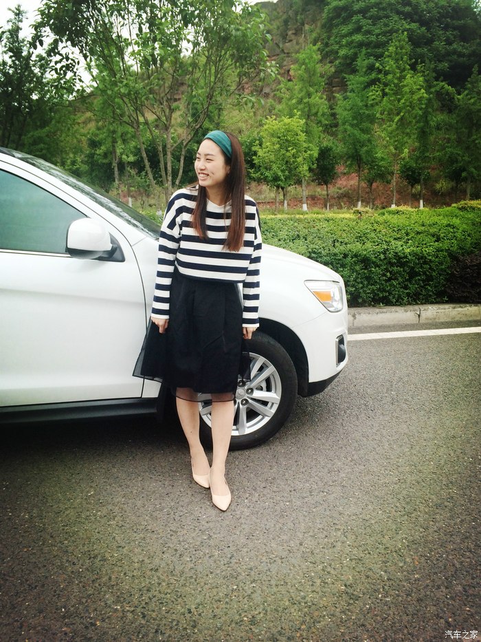 甜美酒窝女友和小白"小老婆"共同出镜