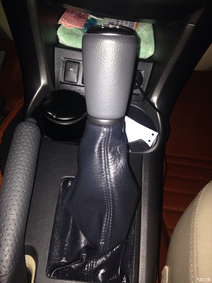 谁能把老款rav4的手动挡把发给我看看啊,要有银色装饰的那种.