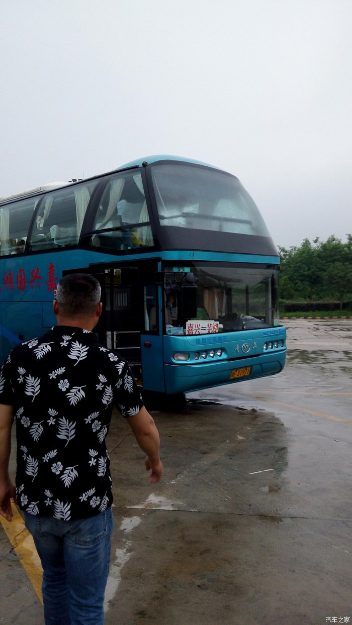 大巴挺安逸的在广德服务区上厕所