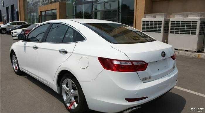 新款白色奔腾b70购车作业