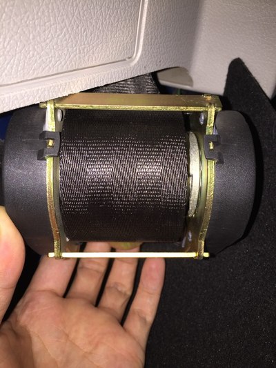 安全带张紧轮卡住咋弄呢