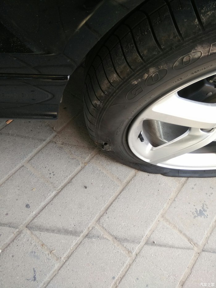 【图】爆胎了,前后各一个!tat_奥迪q7论坛_汽车之家论坛