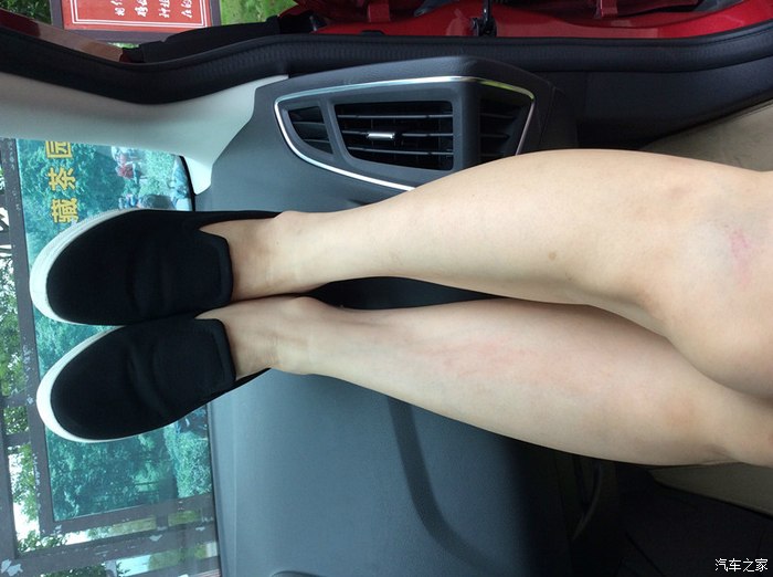 &nbsp;(这雪白的大腿,着实亮瞎了我们的双眼)