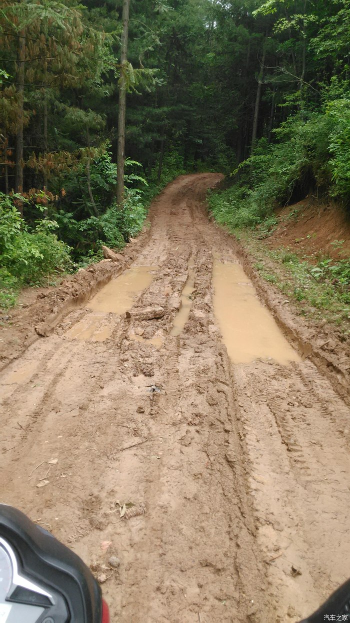 嘉陵超悍骑行帖山道碎石泥土路面