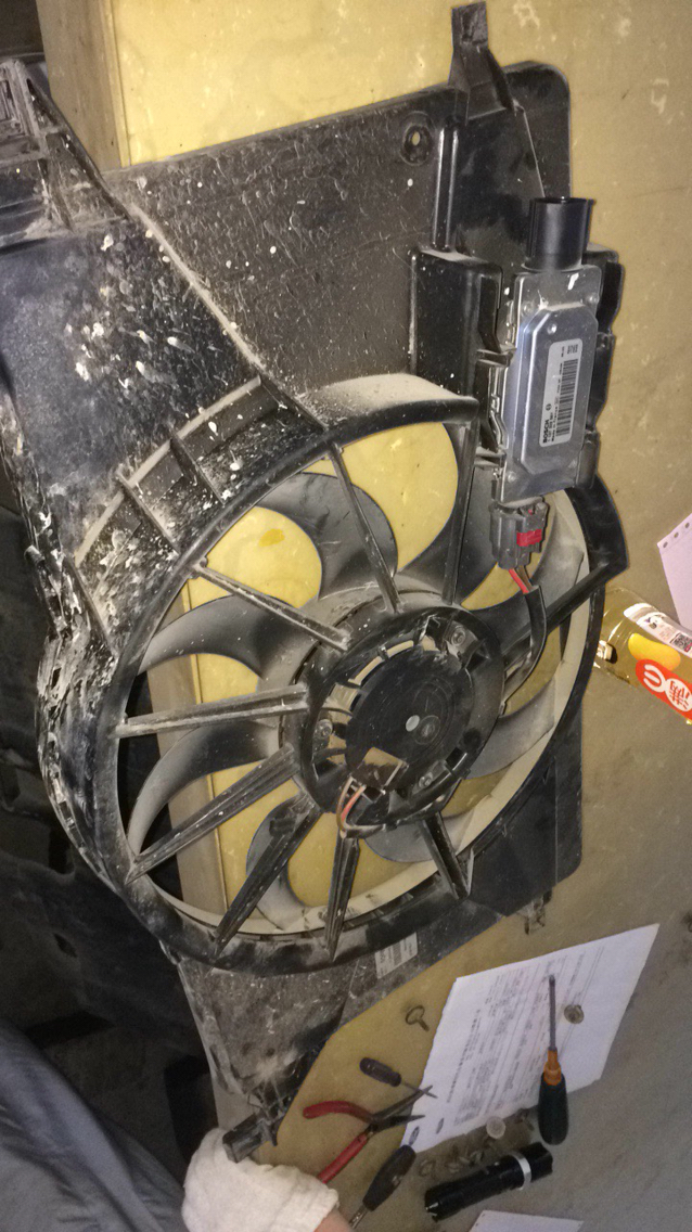 前天出现同样故障,昨天在四儿子店换了风扇,说是控制风扇的模块坏了