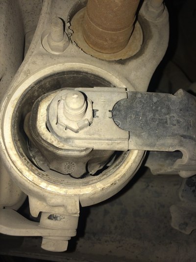 求助:发动机下支架橡胶垫坏了怎么维修?