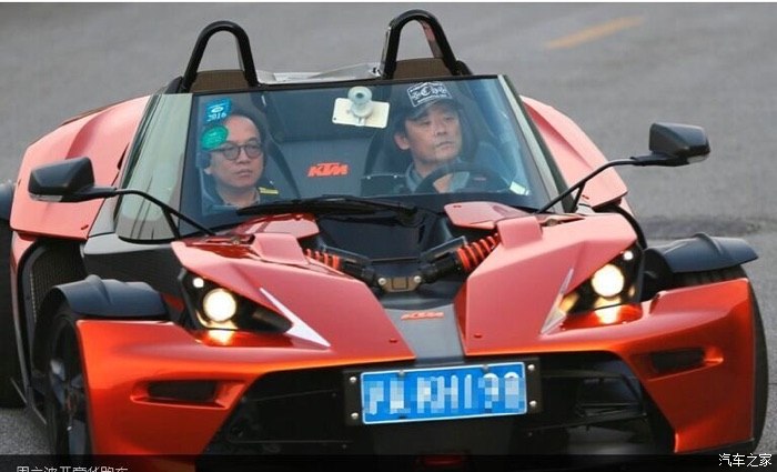 四轮摩托周立波开139万ktmxbow敞篷跑车载一女士高架兜风