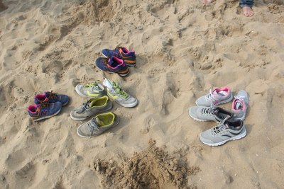 脱鞋倒沙子图片