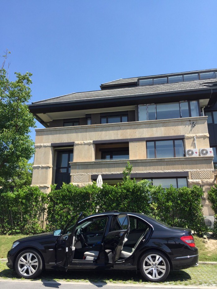 听说大晴天,别墅和奔驰更配哦