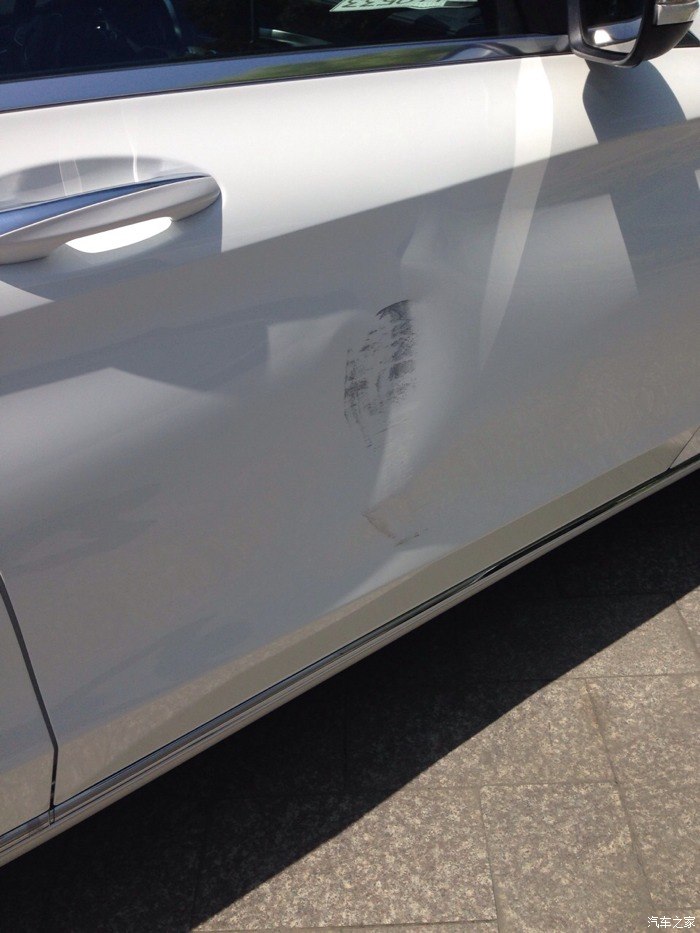 小c车门被撞了