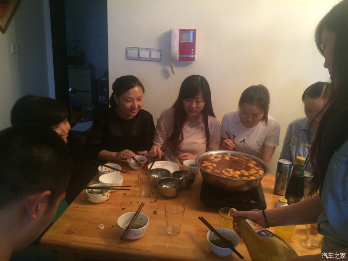 美女来我家吃火锅了