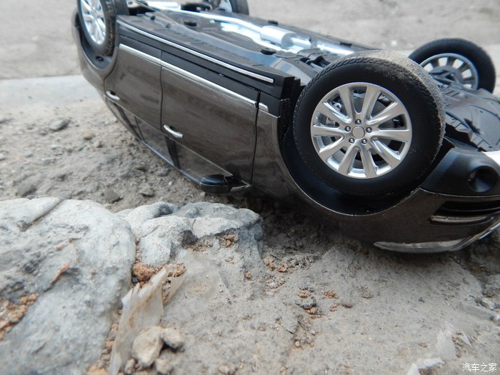 新车被儿子开翻车了轮胎掉了
