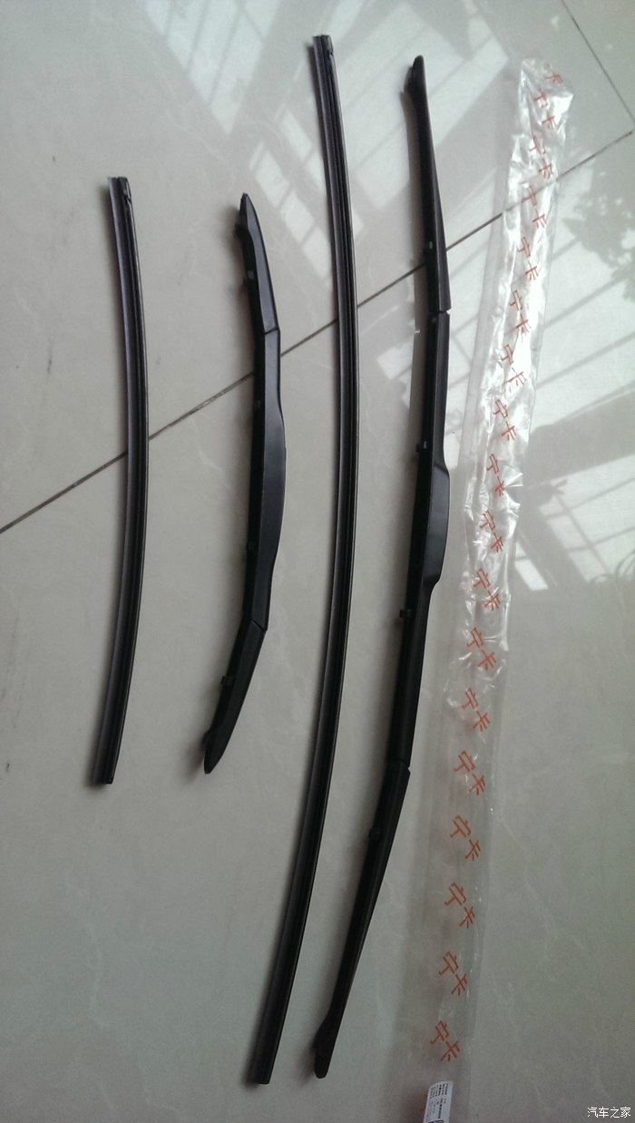 拆下来的雨刮条,钢条与橡胶条分离图.