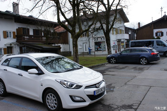 进入奥地利美丽的山城小镇一路过来说说车吧