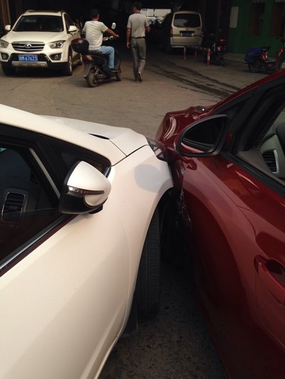 早上出门就撞车,心疼啊._起亚k3/k3s论坛_手机汽车之家