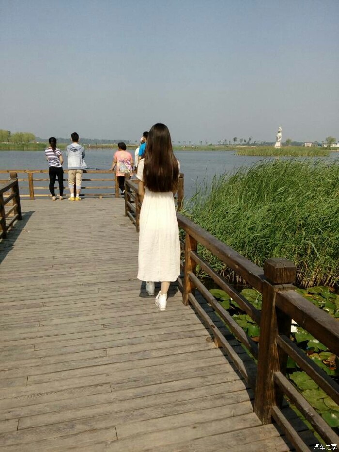 最美的风景在路上,最美的人在眼前 .媳妇当车模
