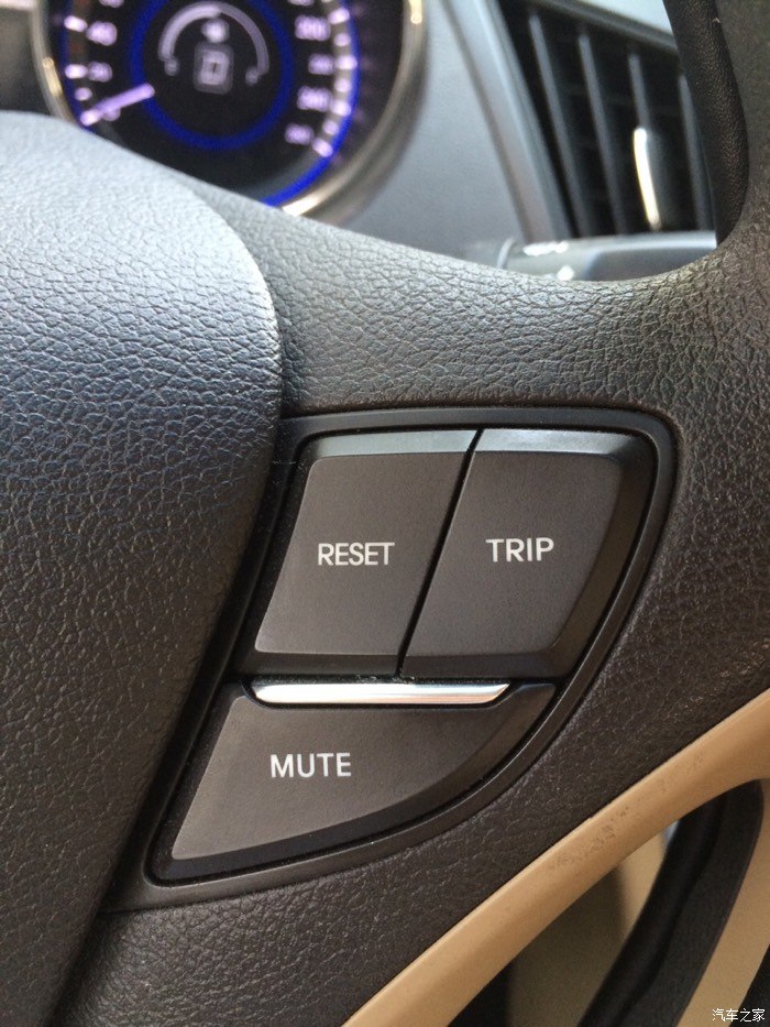 车友们索八方向盘上复位键按下去弹不起来啦