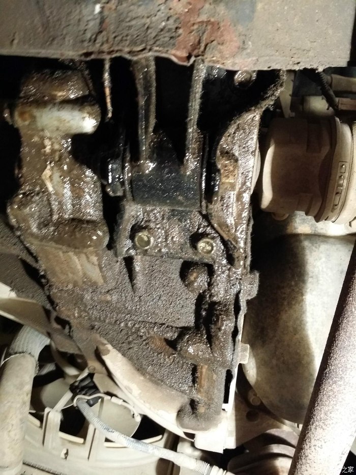 懂车的帮我看看,我得半轴油封有没有漏油?