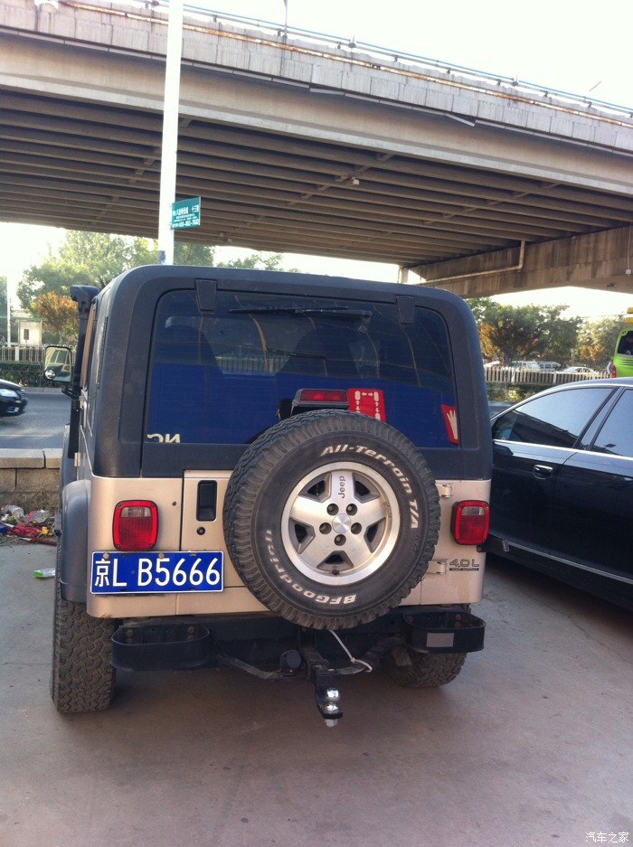 路上偶遇方灯款牧马人