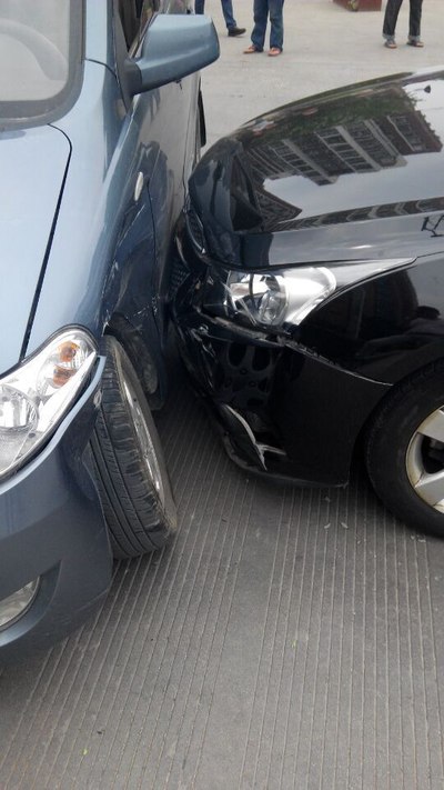 右前轮被撞了快掉了我全责艹